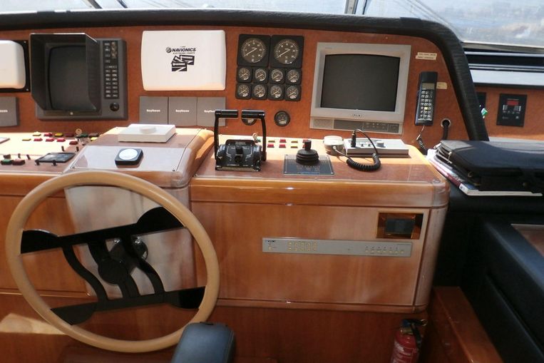1999-94-6-ferretti-yachts-custom-line-94