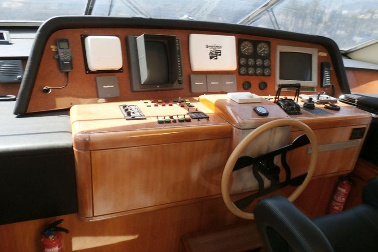 1999-94-6-ferretti-yachts-custom-line-94