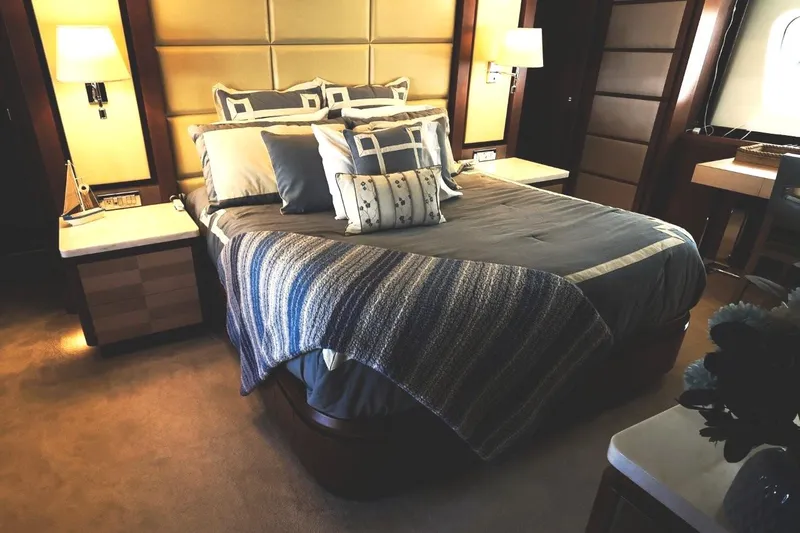 Sea Hack Yacht Photos Pics Master stateroom berth