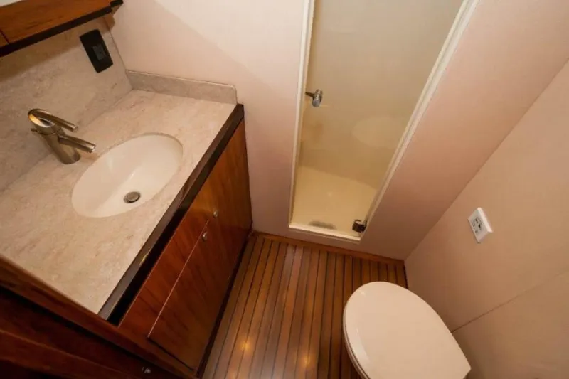 Perra Mala Yacht Photos Pics 2010 Spencer 57 Convertible- Perra Mala- Master Head