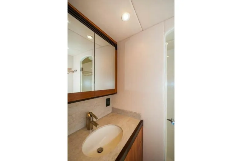 Perra Mala Yacht Photos Pics 2010 Spencer 57 Convertible- Perra Mala- Master Head