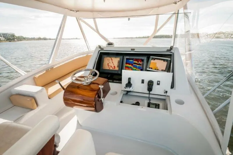 Perra Mala Yacht Photos Pics 2010 Spencer 57 Convertible- Perra Mala- Helm