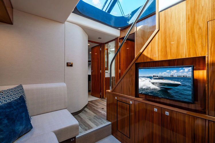 Yacht Photo 38