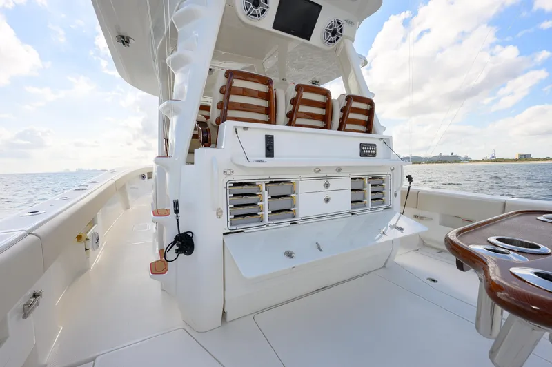  Yacht Photos Pics 2022 SeaVee 450Z boat interior with seating, storage, and ocean view.