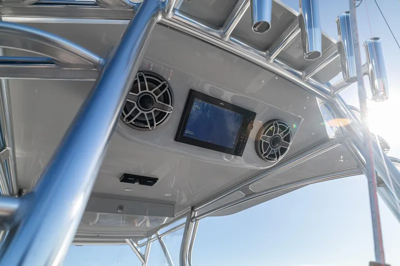  Yacht Photos Pics 2026 SeaVee 420Z boat console with speakers and navigation screen under sunny sky.