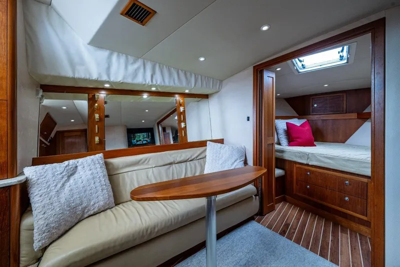 Sore Subject Yacht Photos Pics Albemarle 36 Sore Subject Cabin Seating