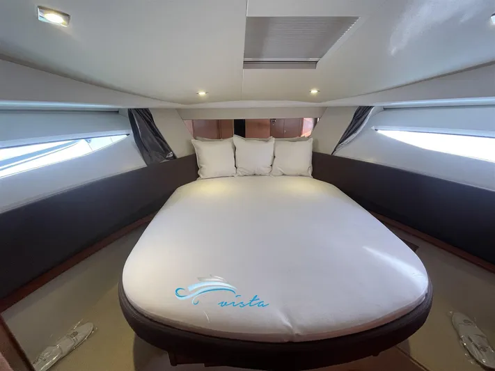  Yacht Photos Pics NC 11 camera V prua