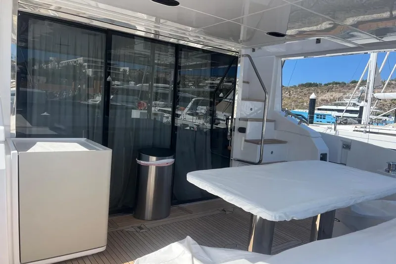 Al&Iacute;a Yacht Photos Pics Azimut Fly 60 yacht deck, featuring modern design and outdoor seating, 2025 model.