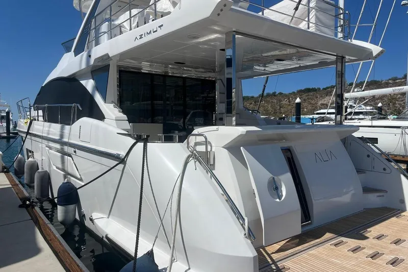 Al&Iacute;a Yacht Photos Pics 2025 Azimut Fly 60 yacht docked at marina, showcasing sleek design and luxury features.
