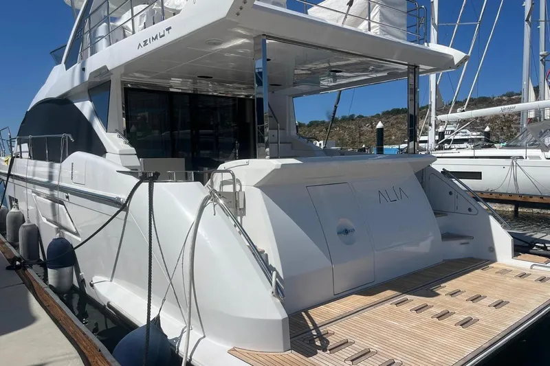 Al&Iacute;a Yacht Photos Pics 2025 Azimut Fly 60 yacht docked at marina, showcasing sleek design and luxury features.