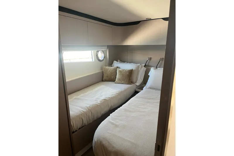Al&Iacute;a Yacht Photos Pics 2025 Azimut Fly 60 yacht cabin with twin beds and modern decor.