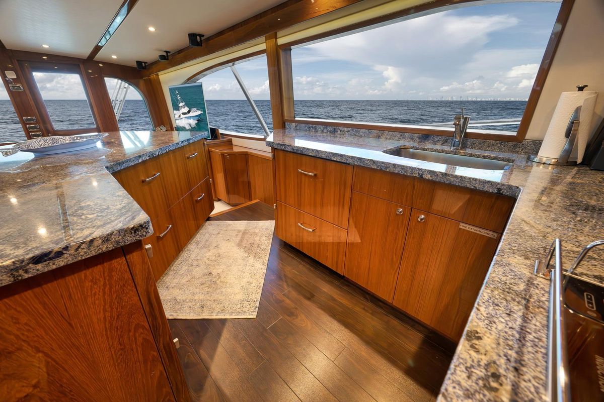 2015 Hatteras 70 
