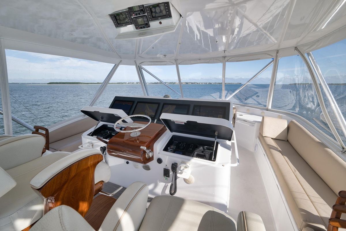 2015 Hatteras 70 