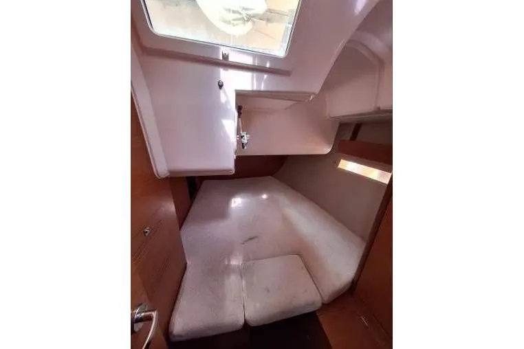 Bermuda Yacht Photos Pics Interior cabin of 2017 Dufour 412 Grand Large yacht, featuring a cozy sleeping area.