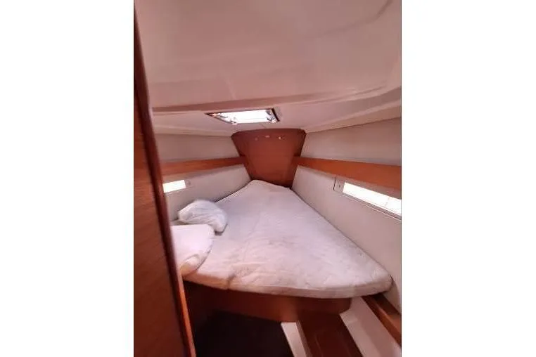 Bermuda Yacht Photos Pics Cozy cabin interior of 2017 Dufour 412 Grand Large yacht with comfortable bedding.