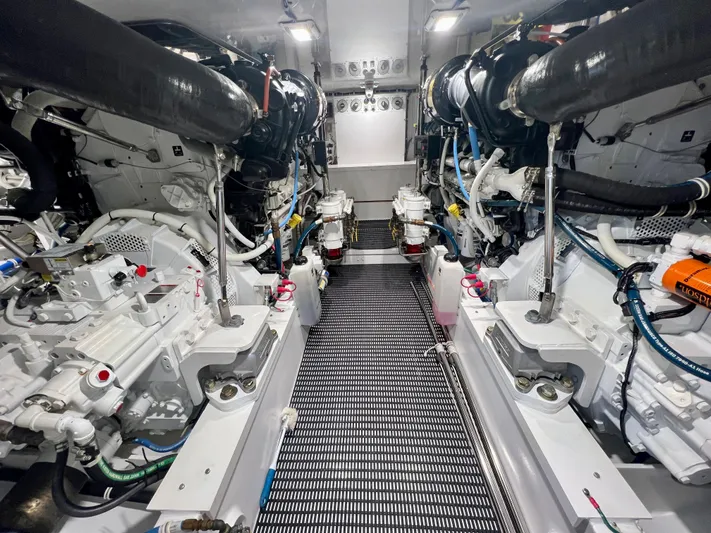 Change Order Yacht Photos Pics Hatteras 59 Change Order-Engine Room