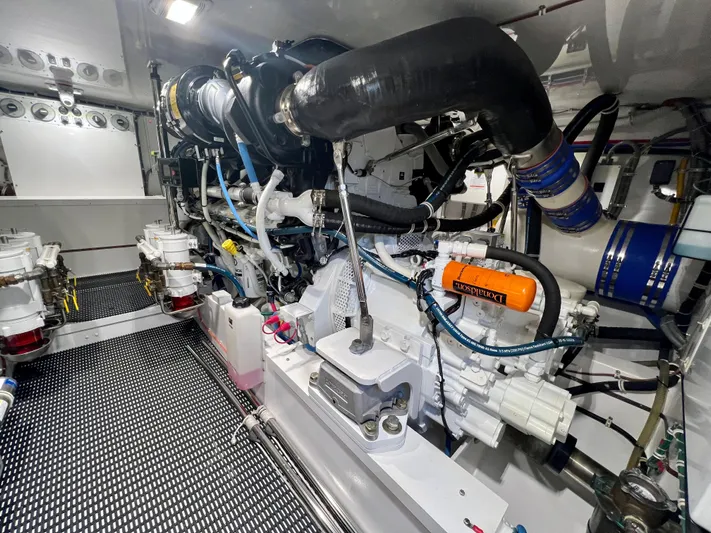 Change Order Yacht Photos Pics Hatteras 59 Change Order-Engine Room
