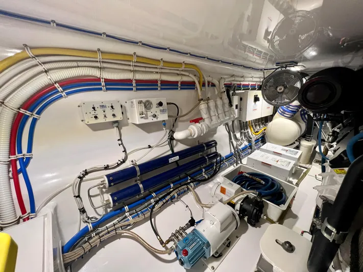 Change Order Yacht Photos Pics Hatteras 59 Change Order-Engine Room