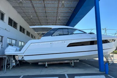 Sealine S335V