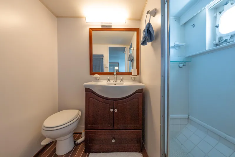 Absolute Yacht Photos Pics Master Head