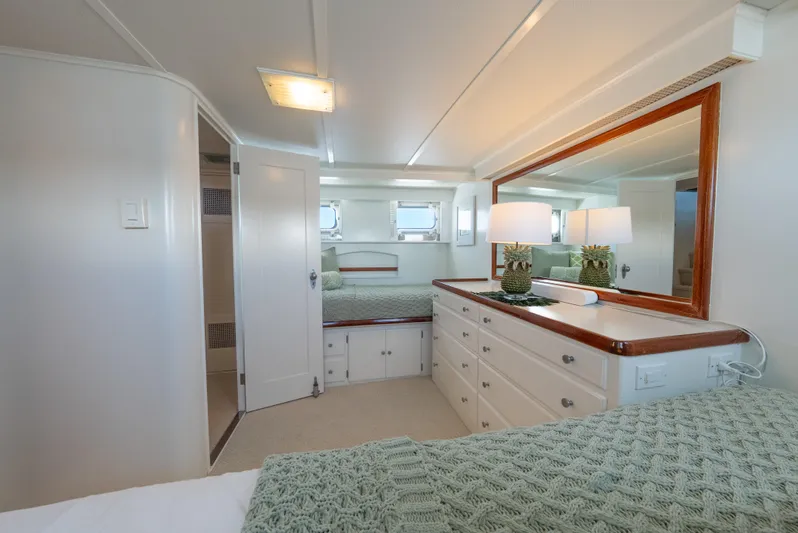 Absolute Yacht Photos Pics Guest Cabin