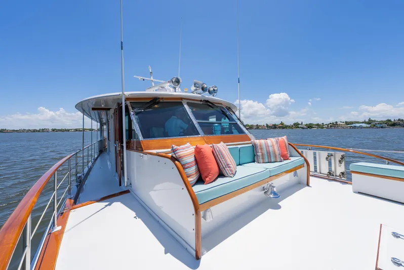 Absolute Yacht Photos Pics Foredeck