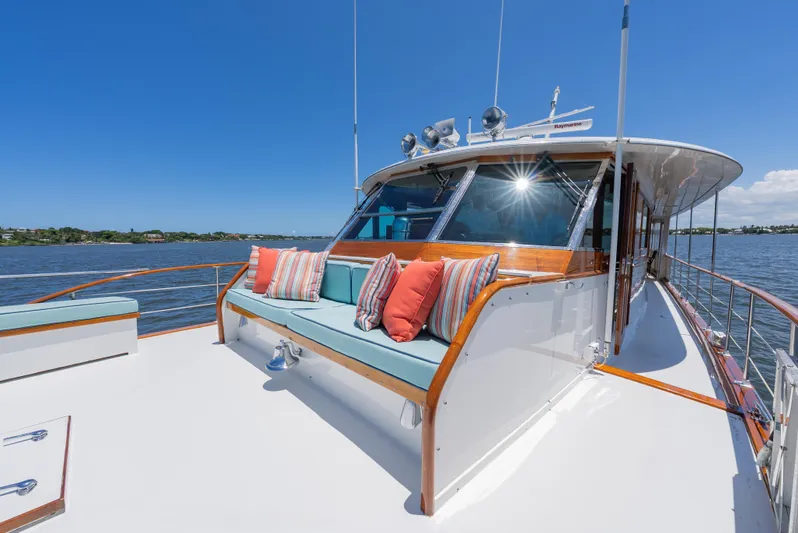 Absolute Yacht Photos Pics Foredeck