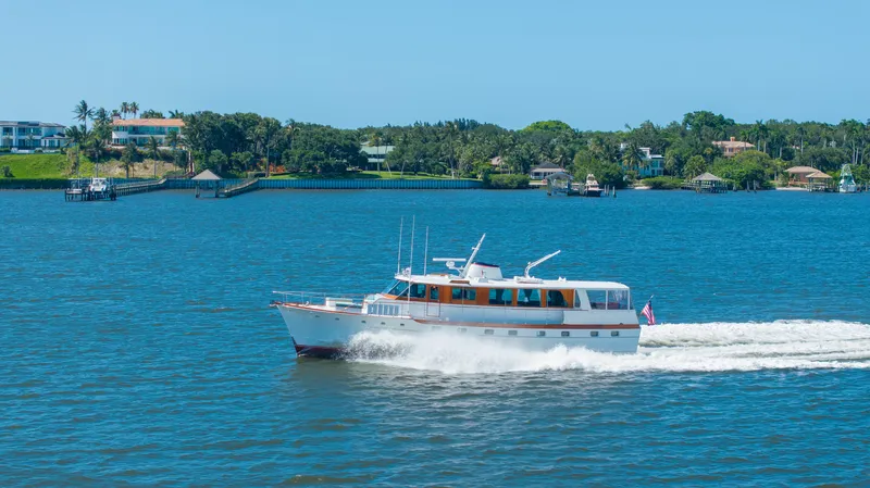 Absolute Yacht Photos Pics Profile @ 24knts