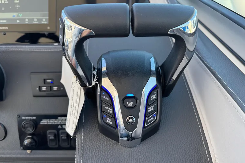 33 Xo Best Deals Of The Year!!1 Yacht Photos Pics Throttle control of 2026 Regal 33 XO boat, featuring advanced navigation buttons.