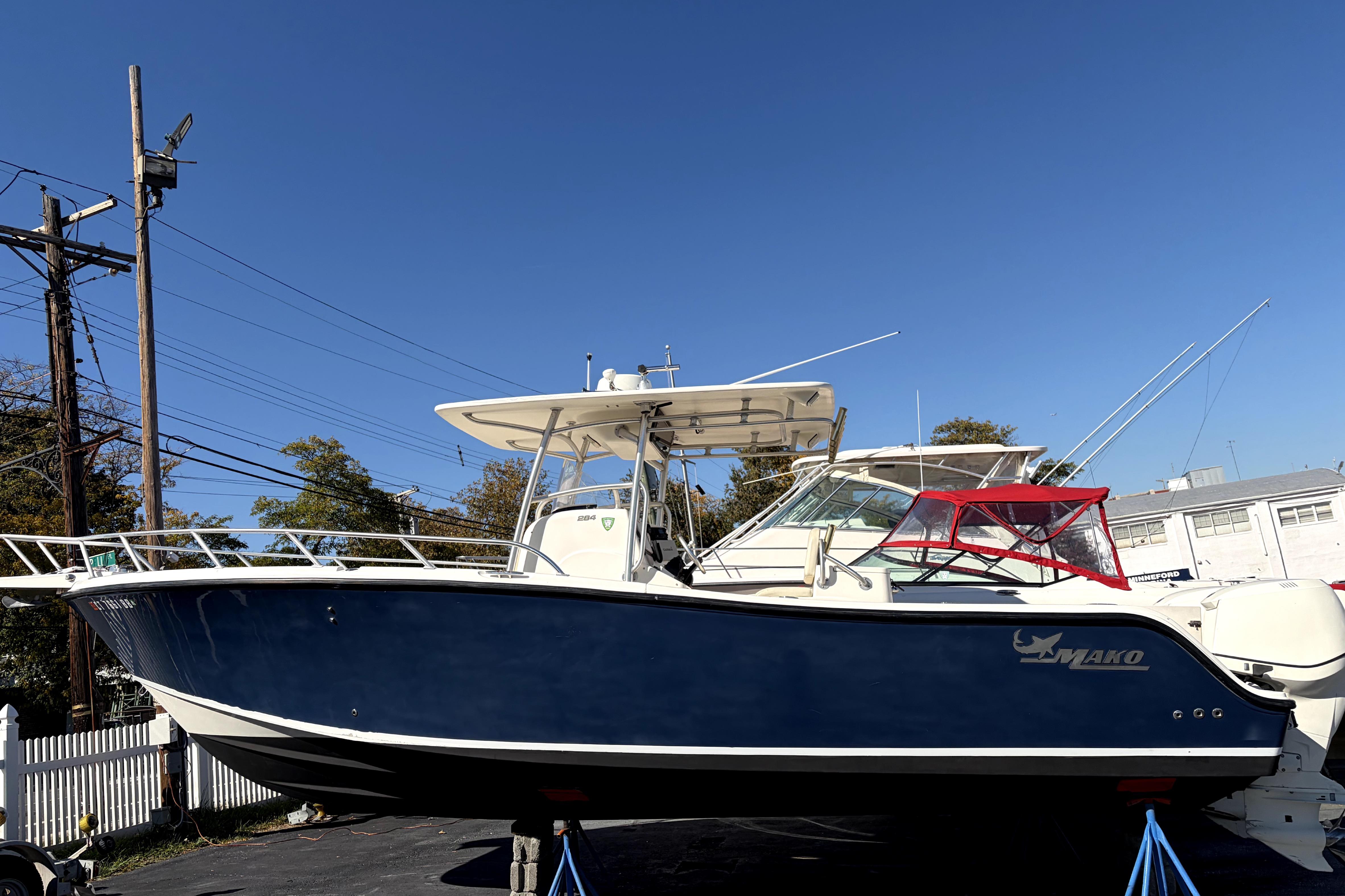 Mako 284 Center Console