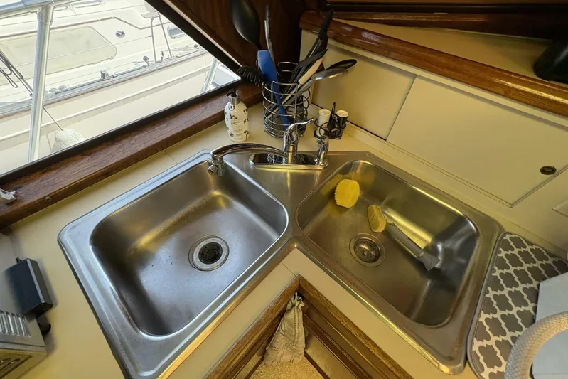 Keepem Flying Yacht Photos Pics Dual stainless steel sinks in 1985 Hatteras 60 enclosed bridge yacht kitchen.