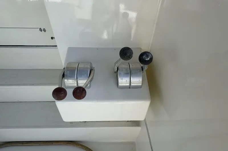 Keepem Flying Yacht Photos Pics Throttle controls on a 1985 Hatteras 60 enclosed bridge yacht.
