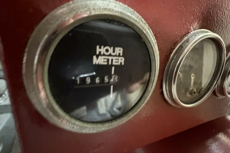 Keepem Flying Yacht Photos Pics Hour meter reading 1965.5 on 1985 Hatteras 60 enclosed bridge yacht.