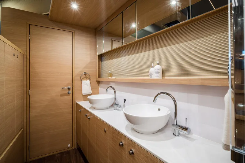  Yacht Photos Pics 2023-Aquila-54-Yacht-MarineMax