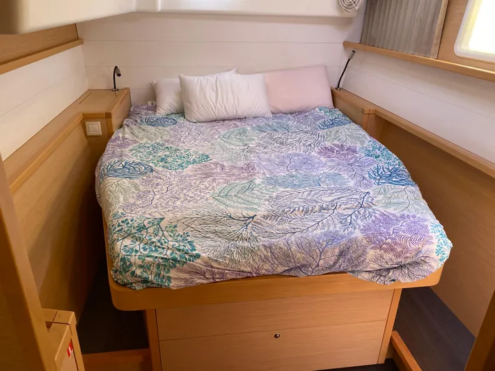 Cruisin Cajun Yacht Photos Pics Cozy cabin bedroom in 2017 Lagoon 450 F catamaran with colorful bedding.