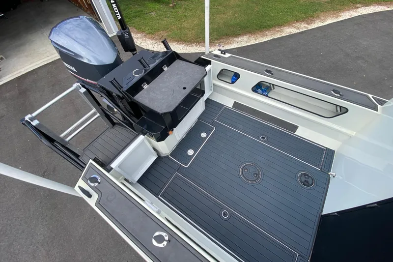  Yacht Photos Pics 2024 Sea King 260 boat deck with motor, featuring sleek design and modern amenities.