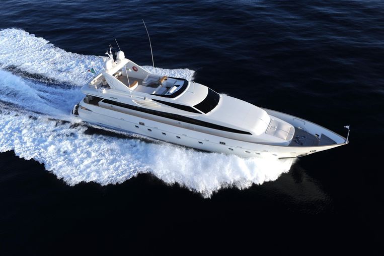 2010-108-3-motor-yacht-admiral-33m