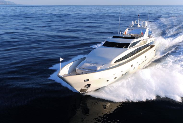 2010-108-3-motor-yacht-admiral-33m