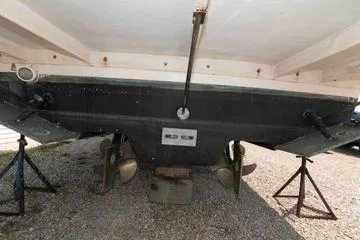  Yacht Photos Pics 2006 Rinker Fiesta Vee 410 boat hull and propellers on stands.