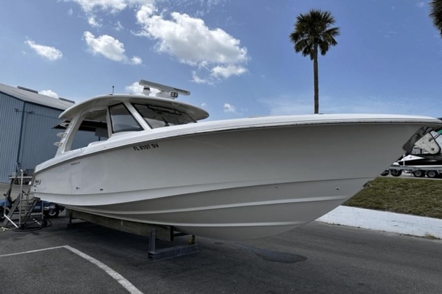 2021 Boston Whaler 350 Realm