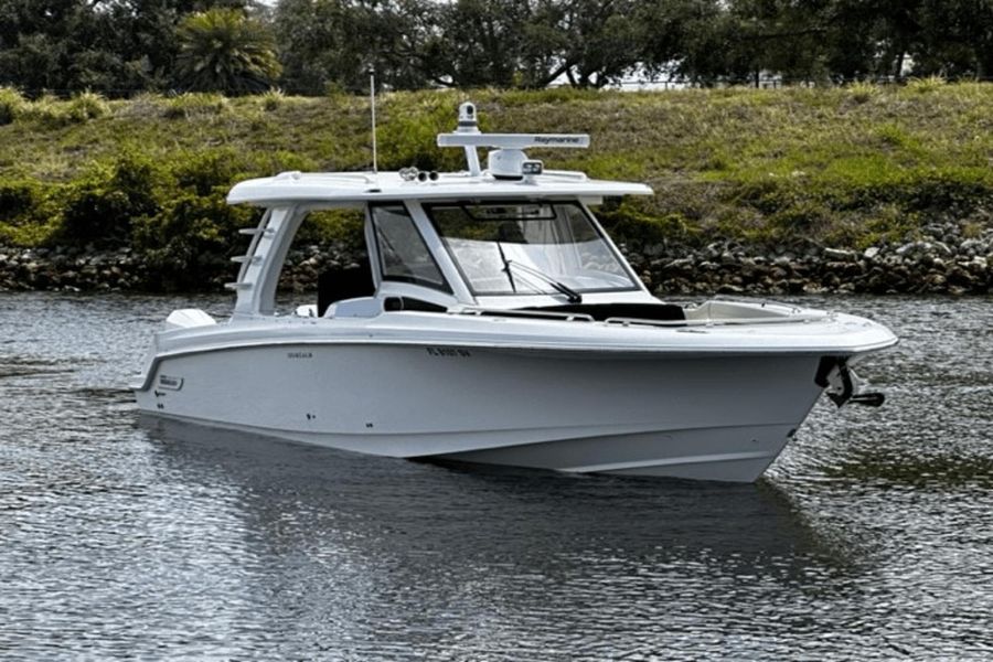 2021 Boston Whaler 350 Realm