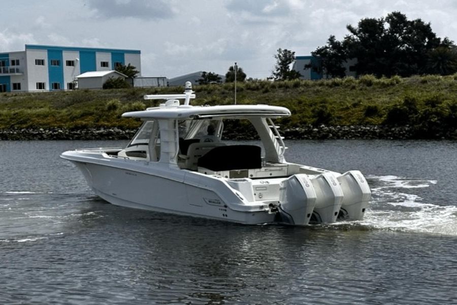 2021 Boston Whaler 350 Realm