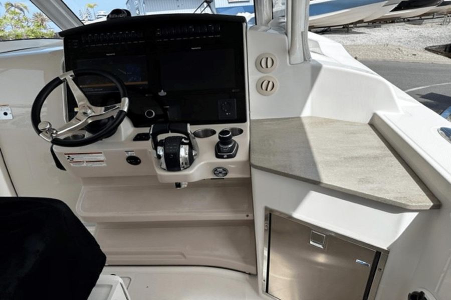 2021 Boston Whaler 350 Realm