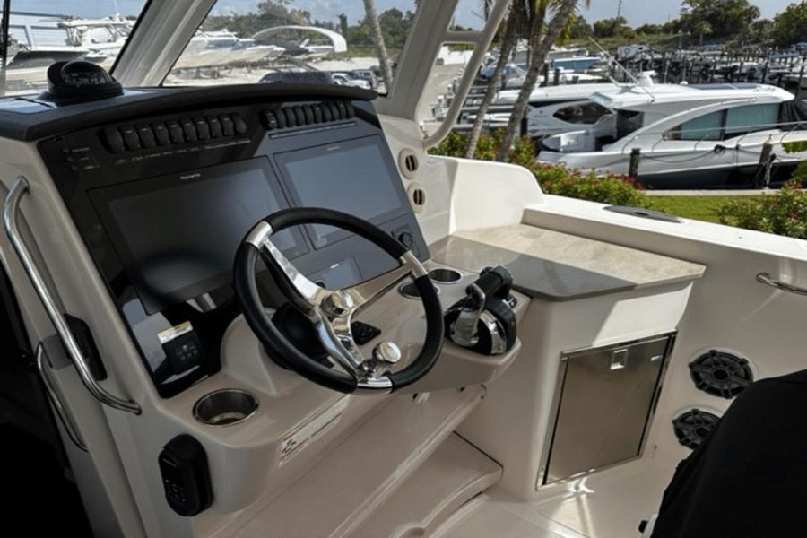 2021 Boston Whaler 350 Realm