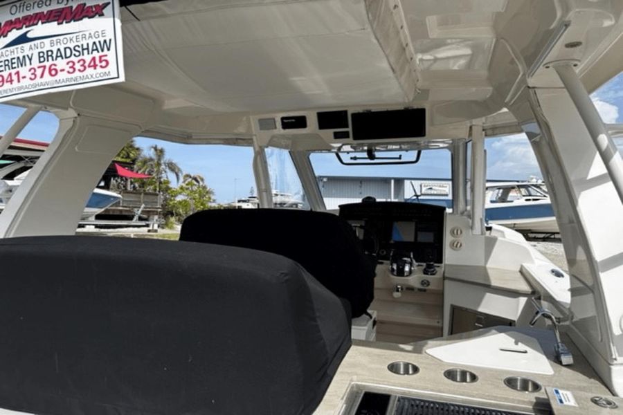 2021 Boston Whaler 350 Realm