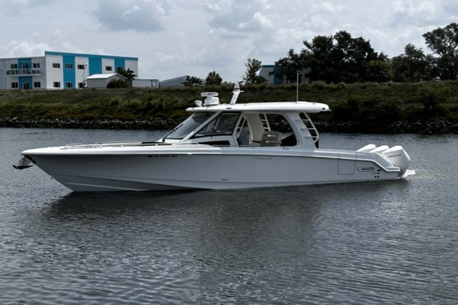 2021 Boston Whaler 350 Realm