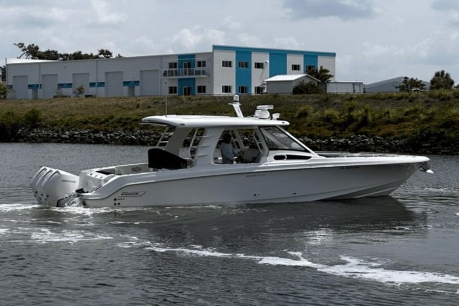 2021 Boston Whaler 350 Realm