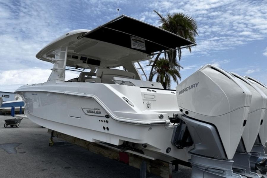 2021 Boston Whaler 350 Realm