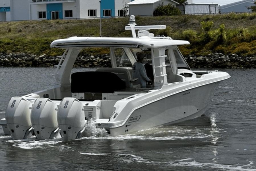 2021 Boston Whaler 350 Realm