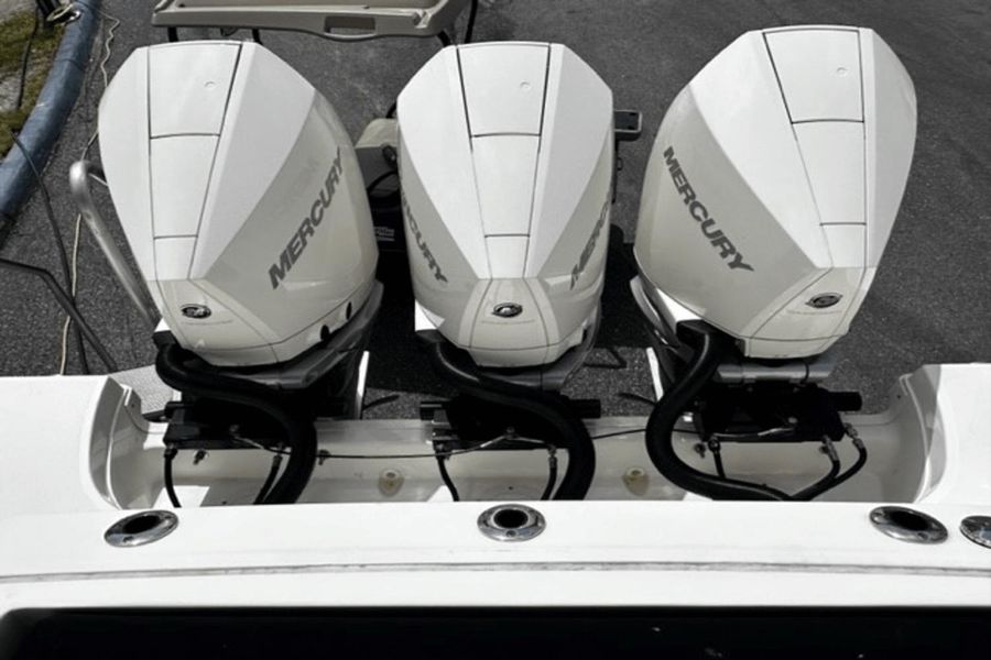 2021 Boston Whaler 350 Realm